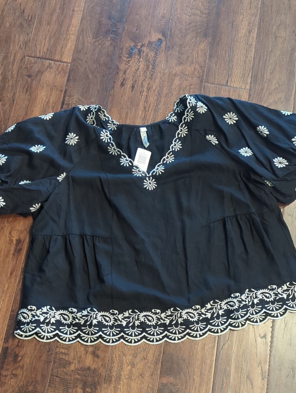 torrid Black Tunic with White Floral Embroidery NWT Size 1x